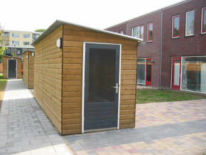 Prefab berging met lessenaarsdak en vuren rabat